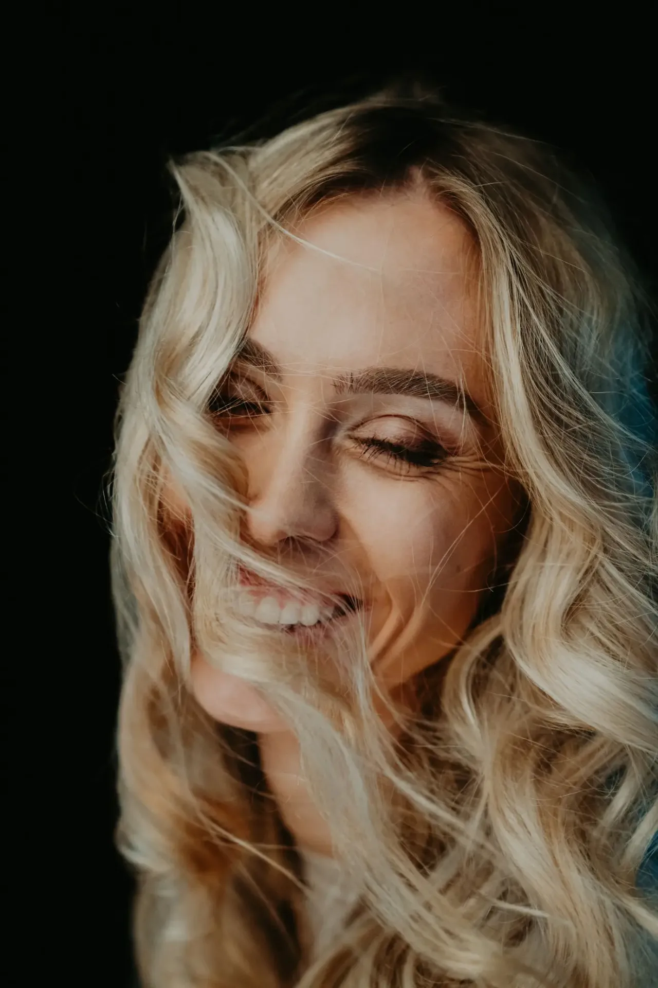 Blondínka s vlnitými vlasmi v teplom svetle